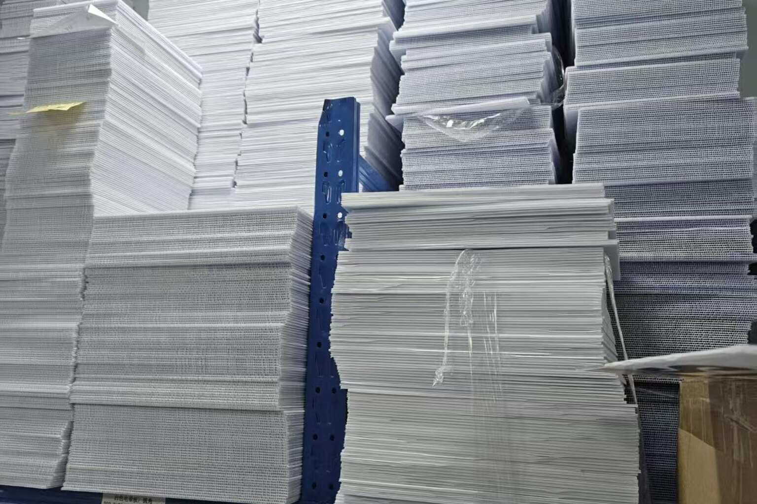 Yard sign split shipment using two delivery vehicles for urgent air and planned ocean freight